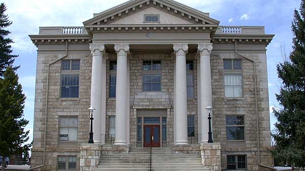 A photograph of a courthouse